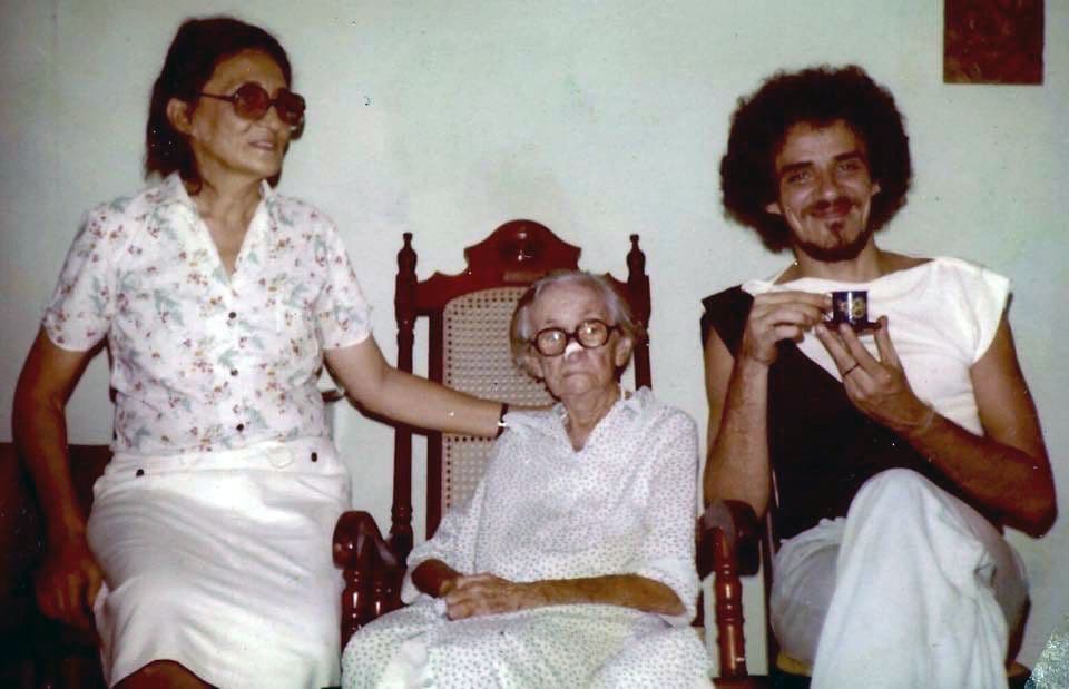 Com a avó Soledade e a mãe Estelita